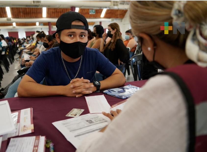 En Xalapa entregan tarjetas del programa «Jóvenes construyendo el futuro»
